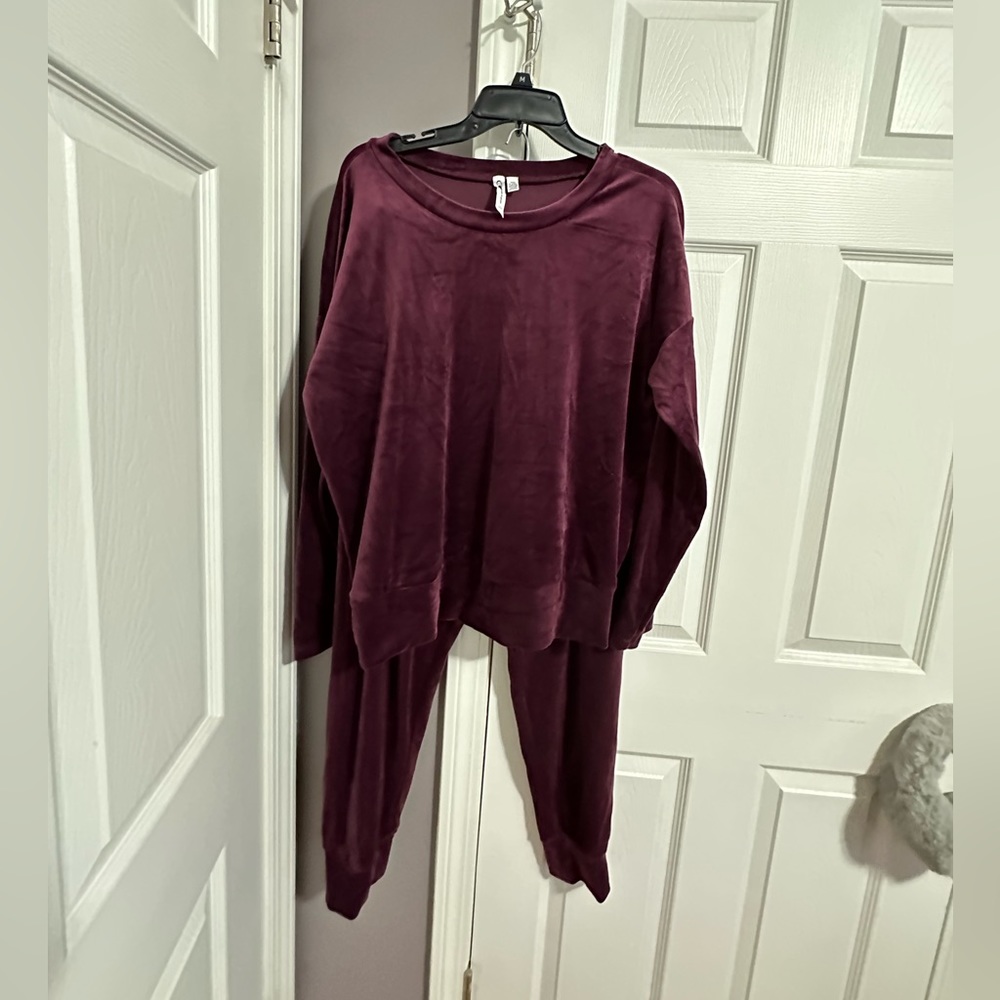 New Ladies size large, purple top and pants loungewear